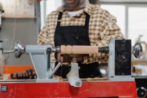 Intro image for the article 'Best wood lathe under $1000'