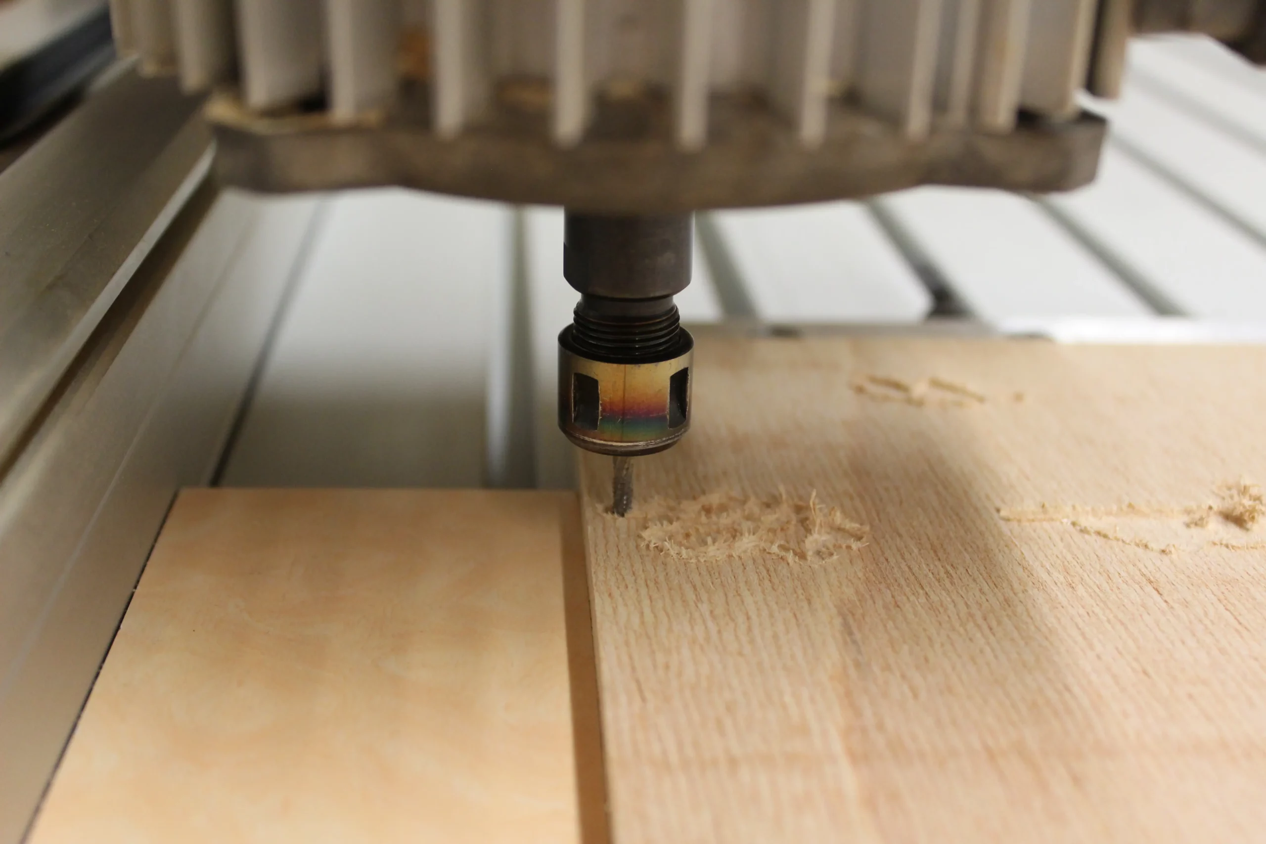 Milling wood on flat surface
